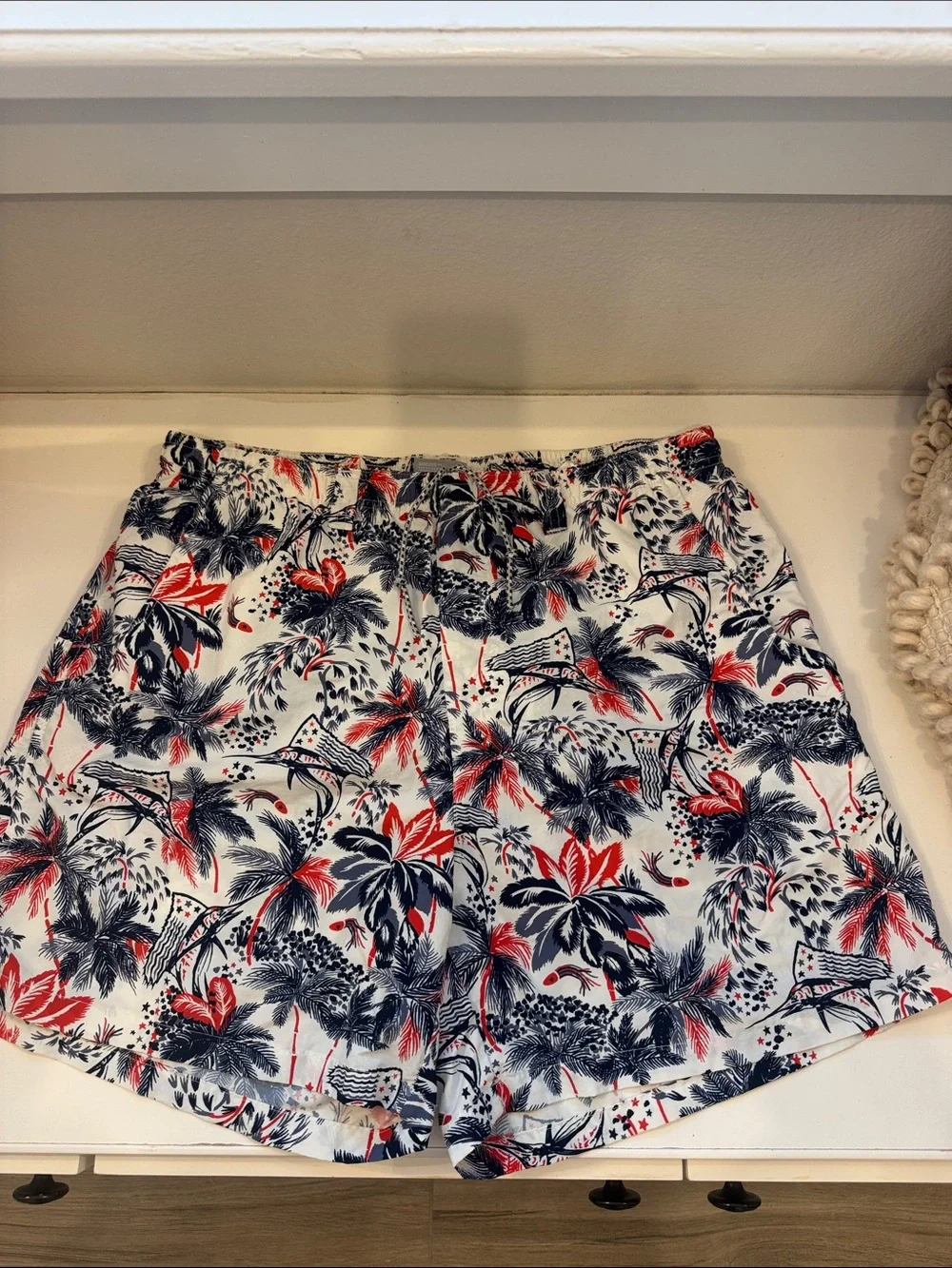 Men’s Sz Large Columbia Swim Shorts w/ pockets and back zip pocket.